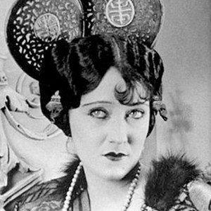 Gloria Swanson (1899 - 1983) (电影女演员)