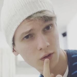 Goularte, 26 (YouTube Star)