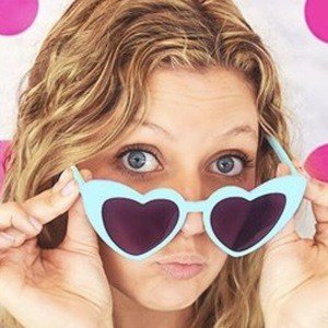 Grace Sharer, 25 (Estrella de YouTube)