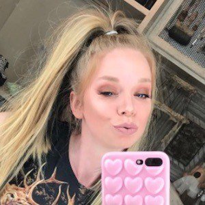 Grav3yardgirl, 40 (YouTube Star)