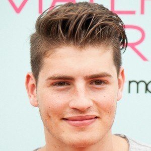 Gregg Sulkin, 33 (Diễn viên truyền hình)