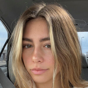 Halle Sandberg, 21 (TikTok Star)
