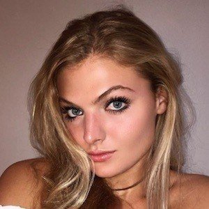 Hannah Dezz, 26 (Membro De Família)