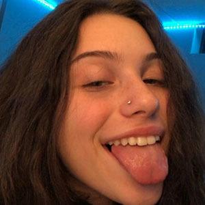 Hannah Field image 3