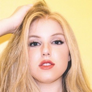 Heather Larose, 32 (流行歌手)