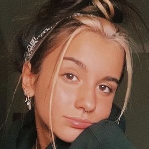 Heeelly, 22 (TikTok Star)