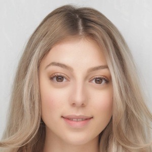 Hollie Steel, 27 (Opera Zanger)