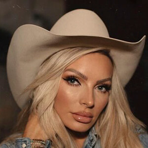 Holly Stocks, 41 (Estrella de TikTok)