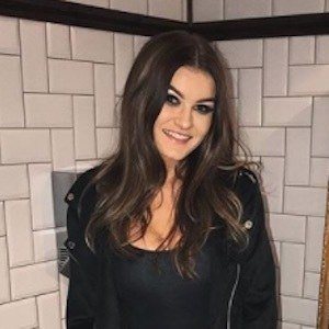Holly Tandy, 22 (流行歌手)