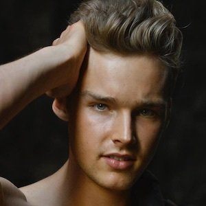 Hugo Mayhew image 3