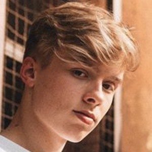 Iggi Kelly, 22 (Pop Singer)