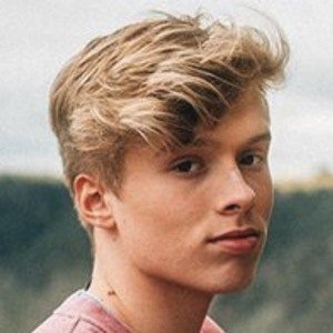 Iggi Kelly, 22 (Pop Singer)