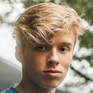 Iggi Kelly, 22 (Pop Singer)