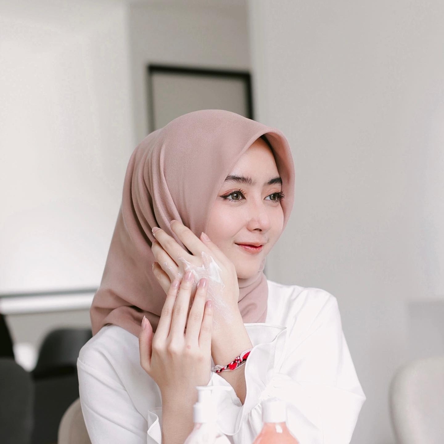 Ine Rosdiana, 29 (Instagram Star)