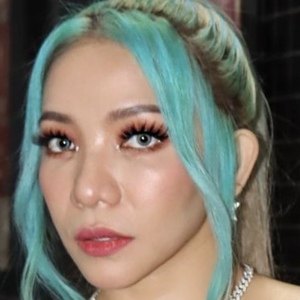 Irene Cercado, 35 (流行歌手)