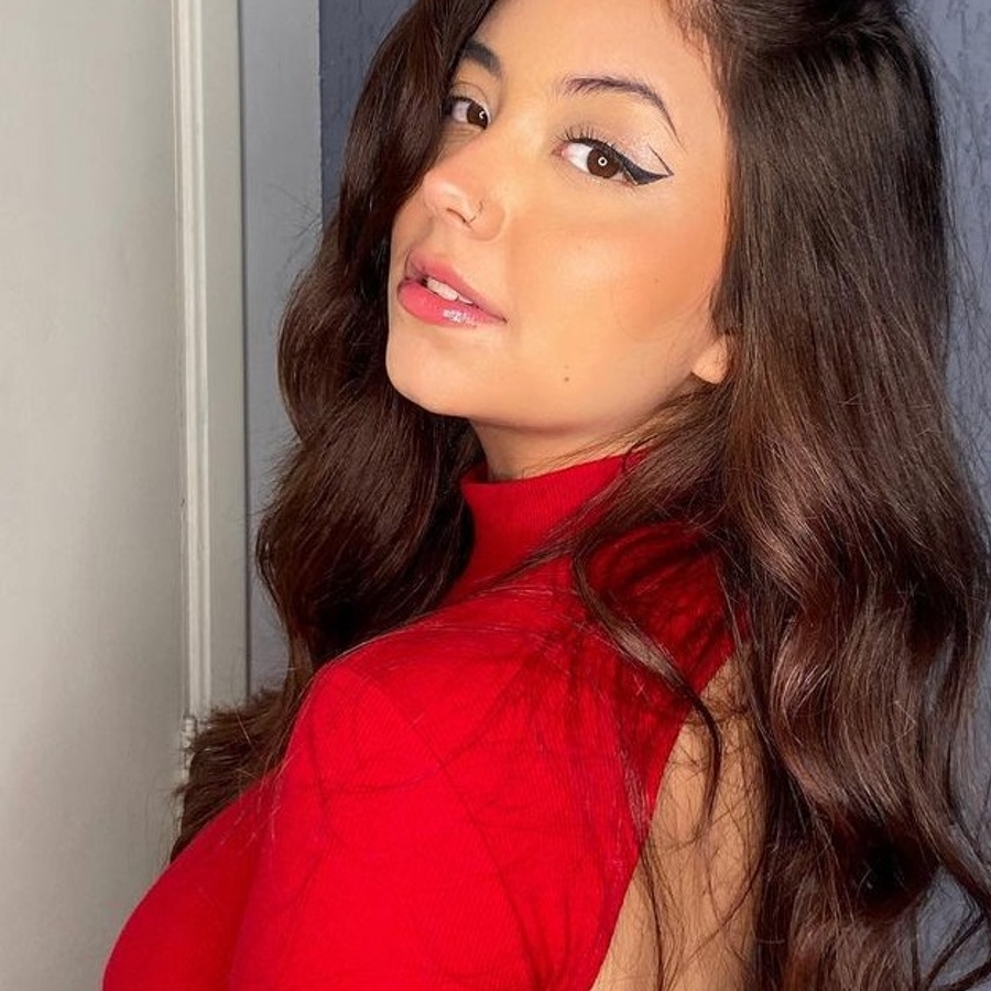 Isa Paoli, 24 (YouTube Star)