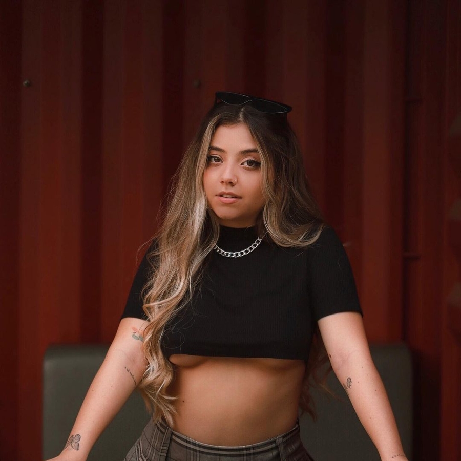 Isa Paoli, 24 (YouTube明星)