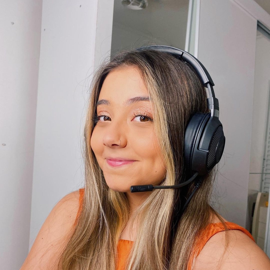 Isa Paoli, 24 (YouTube Star)