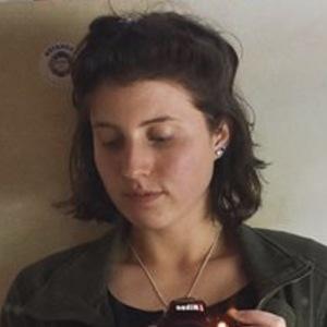 Isabel Jones, 24 (贝斯手)