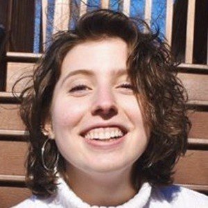Isabel Jones, 24 (Bajista)