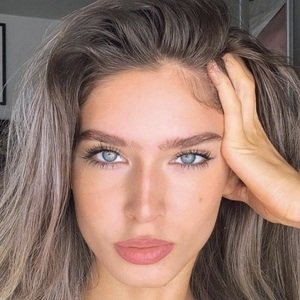 Isabela Serafim, 28 (Instagram-ster)