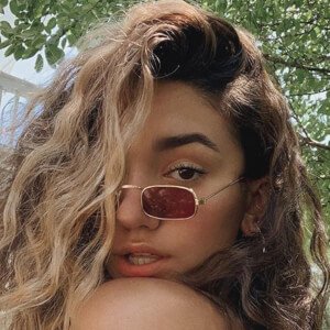 Isabelle Brown image 3