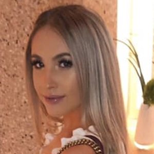 Isabelle Stern, 29 (Pop Singer)