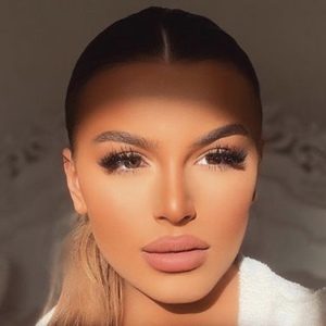 Issy Oakley, 27 (TikToker)