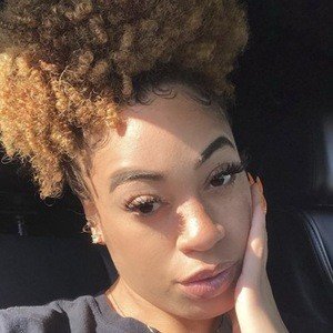 ItsEssi, 30 (YouTube明星)