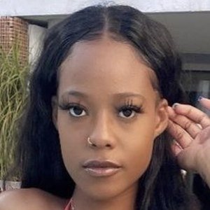 ItsNiya, 27 (Estrella de YouTube)