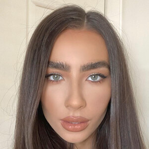 Izabella Angus, 29 (Stylist)