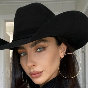 Izabella Angus, 29 (Stylist)