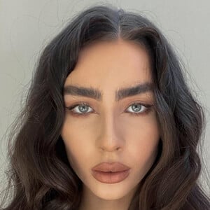 Izabella Angus, 29 (Stylist)