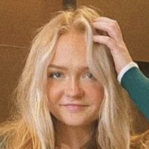 Izzey Grauze, 19 (TikTok Star)