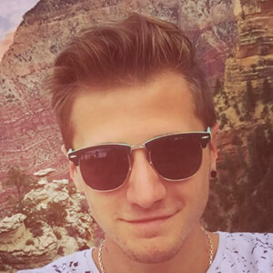 Izzi, 32 (YouTube明星)