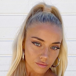 Izzie Burleton, 28 (Instagram Star)