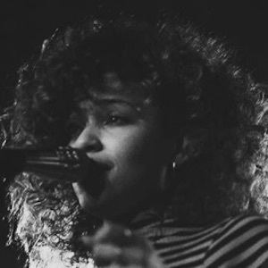 Izzy Bizu, 31 (Cantante pop)