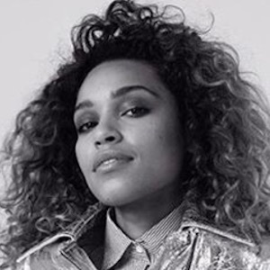 Izzy Bizu, 31 (Ca sĩ nhạc Pop)