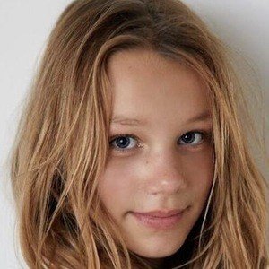 Izzy Model, 15 (Modella)