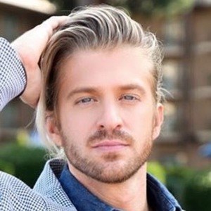 Jake Barker, 40 (Cantante pop)