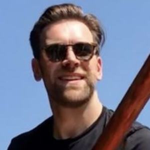 James Cooper, 41 (Anfitrión de Podcast)