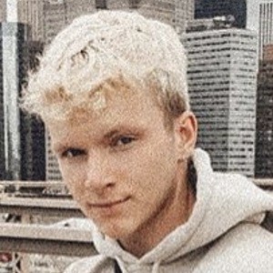 James Essex, 24 (Ca sĩ nhạc Pop)