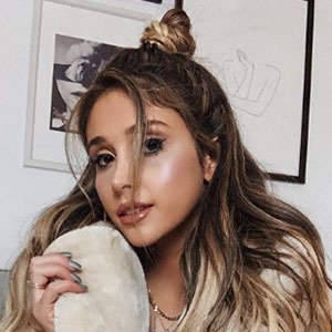 Jami Alix, 31 (Blogger)