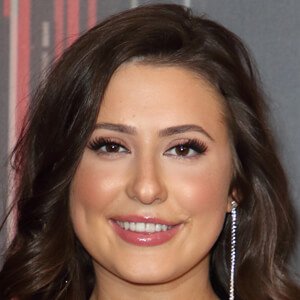 Jasmine Armfield, 24 (肥皂剧女演员)