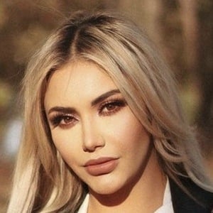 Jeni de la Vega, 32 (现实之星)