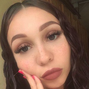 Jennifer Hernandez, 27 (流行歌手)