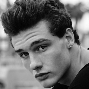 John Economou, 30 (Modelo)