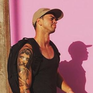 John Hicks, 32 (Direktor)