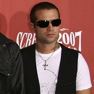 Johnny Christ, 40 (Nghệ sĩ chơi bass)