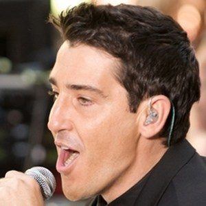 Jonathan Knight-Rodriguez, 55 (Ca sĩ nhạc Pop)